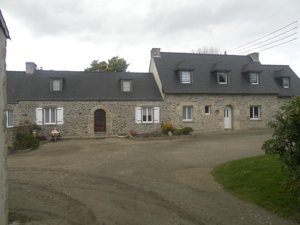 Les Gites De Kerroyal Garlan Kültér fotó