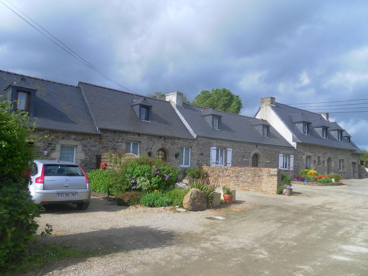 Les Gites De Kerroyal Garlan Kültér fotó